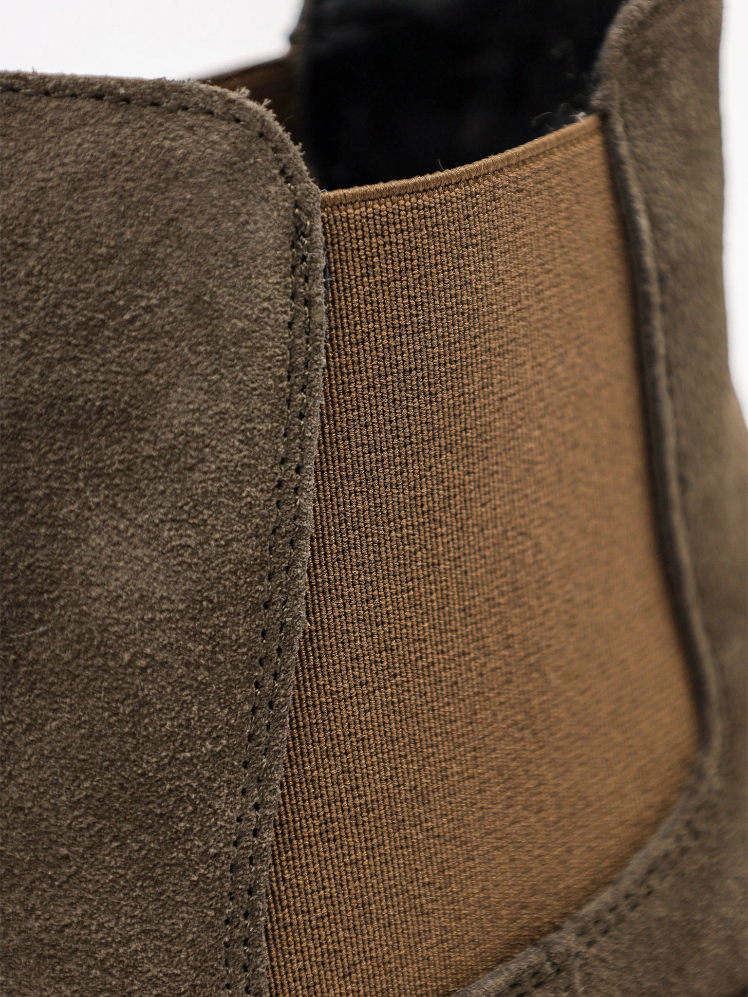 Ботинки-челси цвета хаки из натуральной замши на низкой подошве